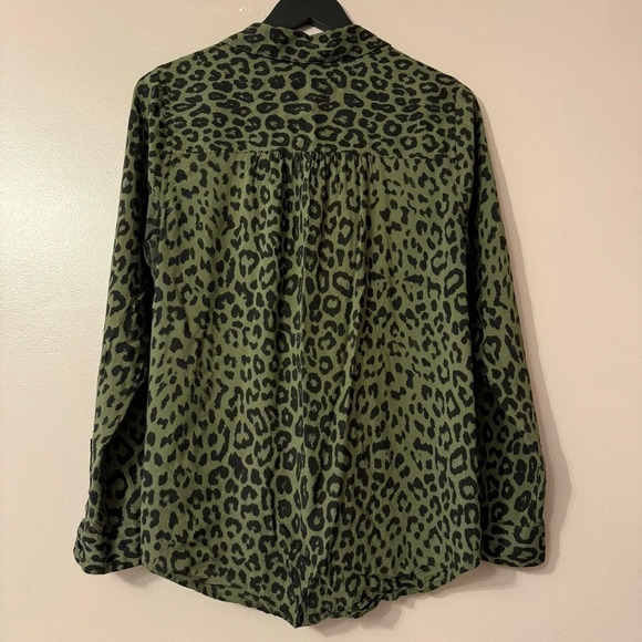 Lucky Brand  ButtonUp Longsleeve Leopard Print Top Green Size M - Picture 6 of 6